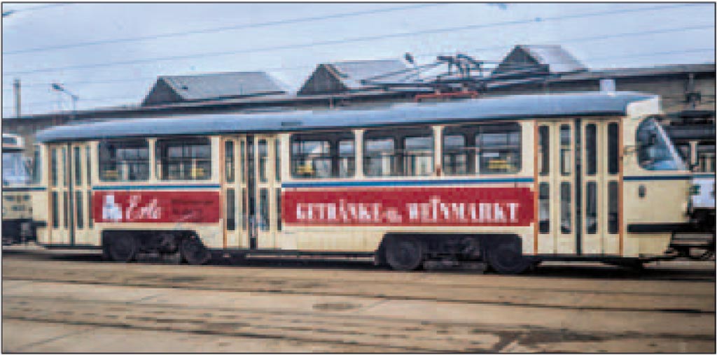 Straßenbahn mit Werbung „Erlo“ (Spitzname des Firmengründers Ernst Lohmeier), Straßenbahnhof Apelstraße, 1990er Jahre